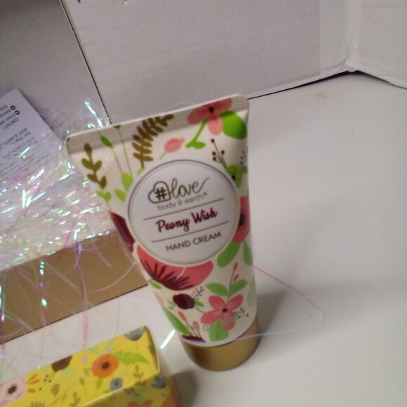 Body & Earth Love Set Hand Cream Foot Cream Soap Candle - Picture 10 of 12